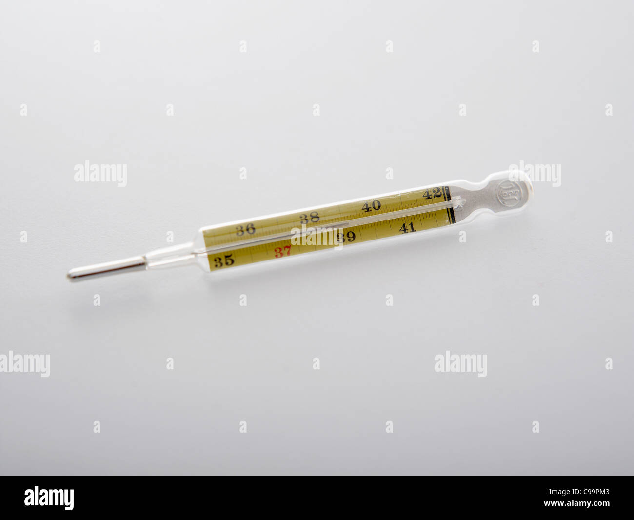 Fieberthermometer auf weißem Hintergrund Stockfoto