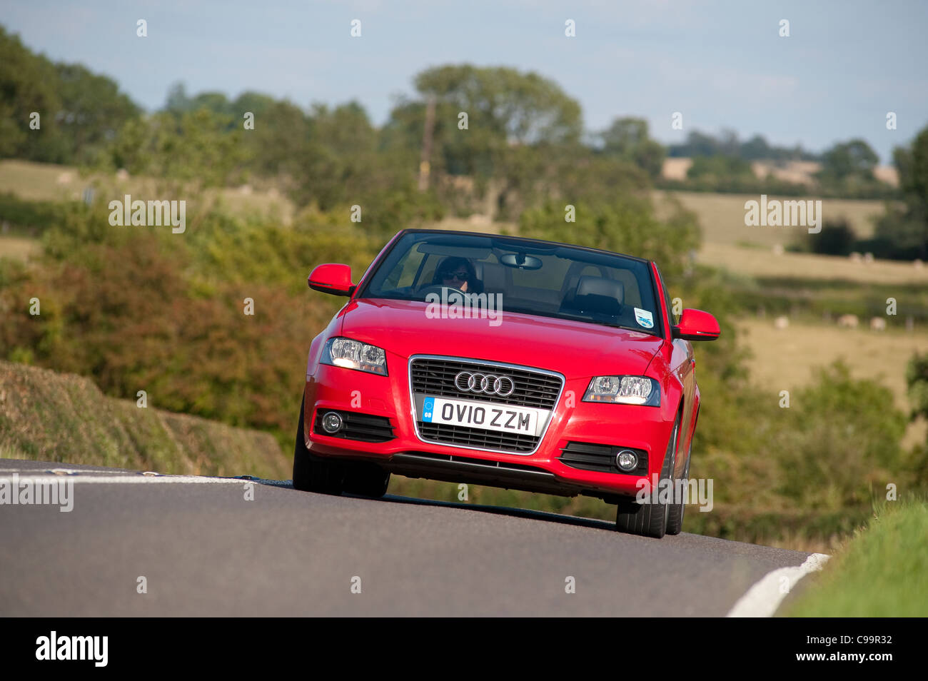 Rot Audi A4 Cabriolet getrieben durch ländliche England im Sommer. Stockfoto