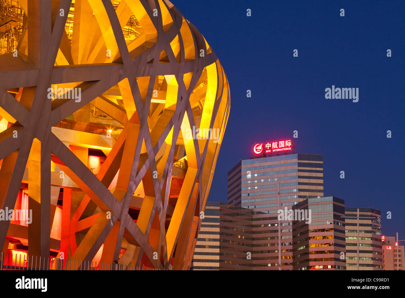 Nationalen Olympischen Stadion und Wolkenkratzer, Peking, VR China, Volksrepublik China, Asien Stockfoto