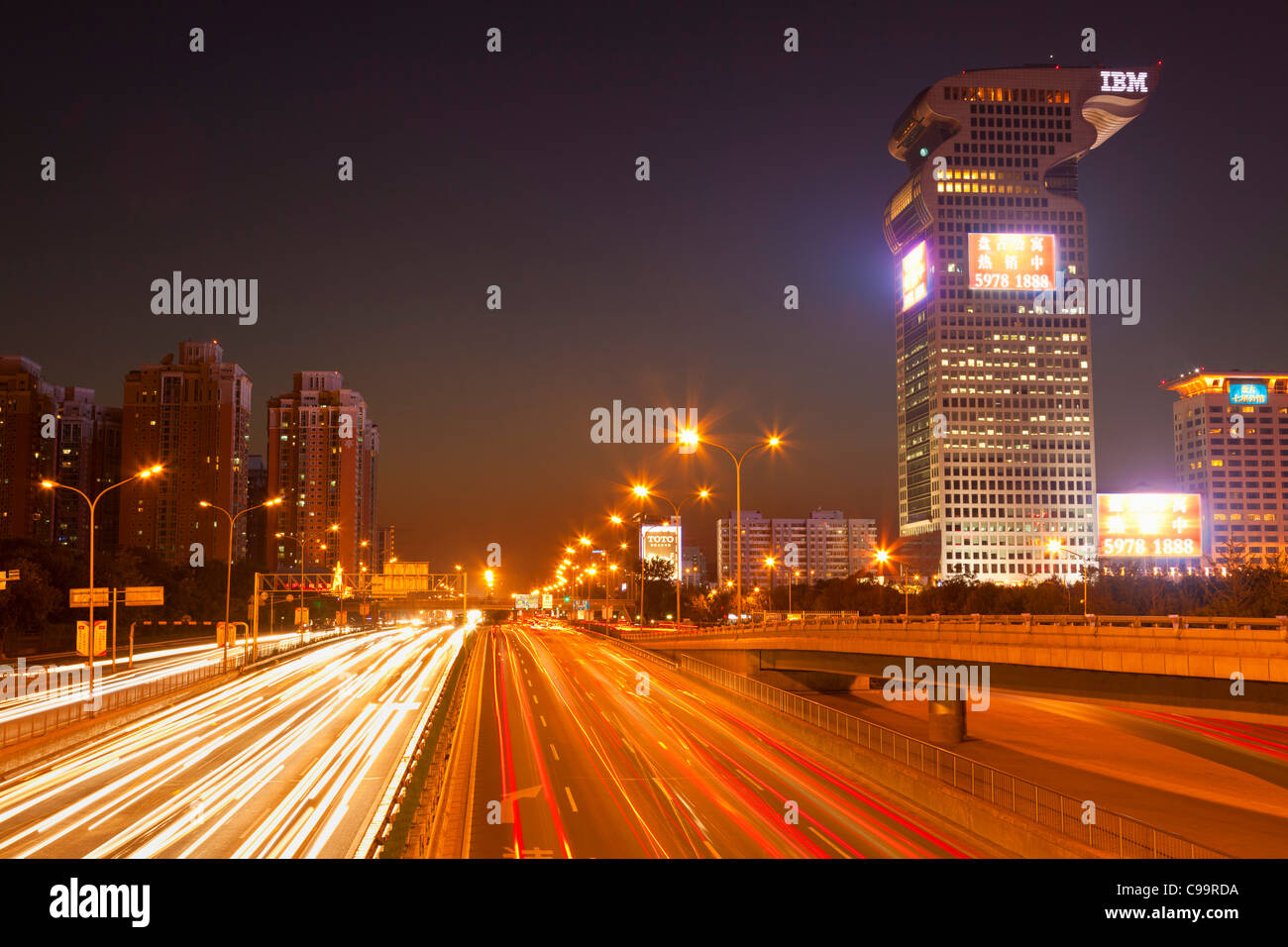 Verkehrsreichen und Lichtspuren durch die Innenstadt, Peking, Volksrepublik China, VR China, Asien Stockfoto