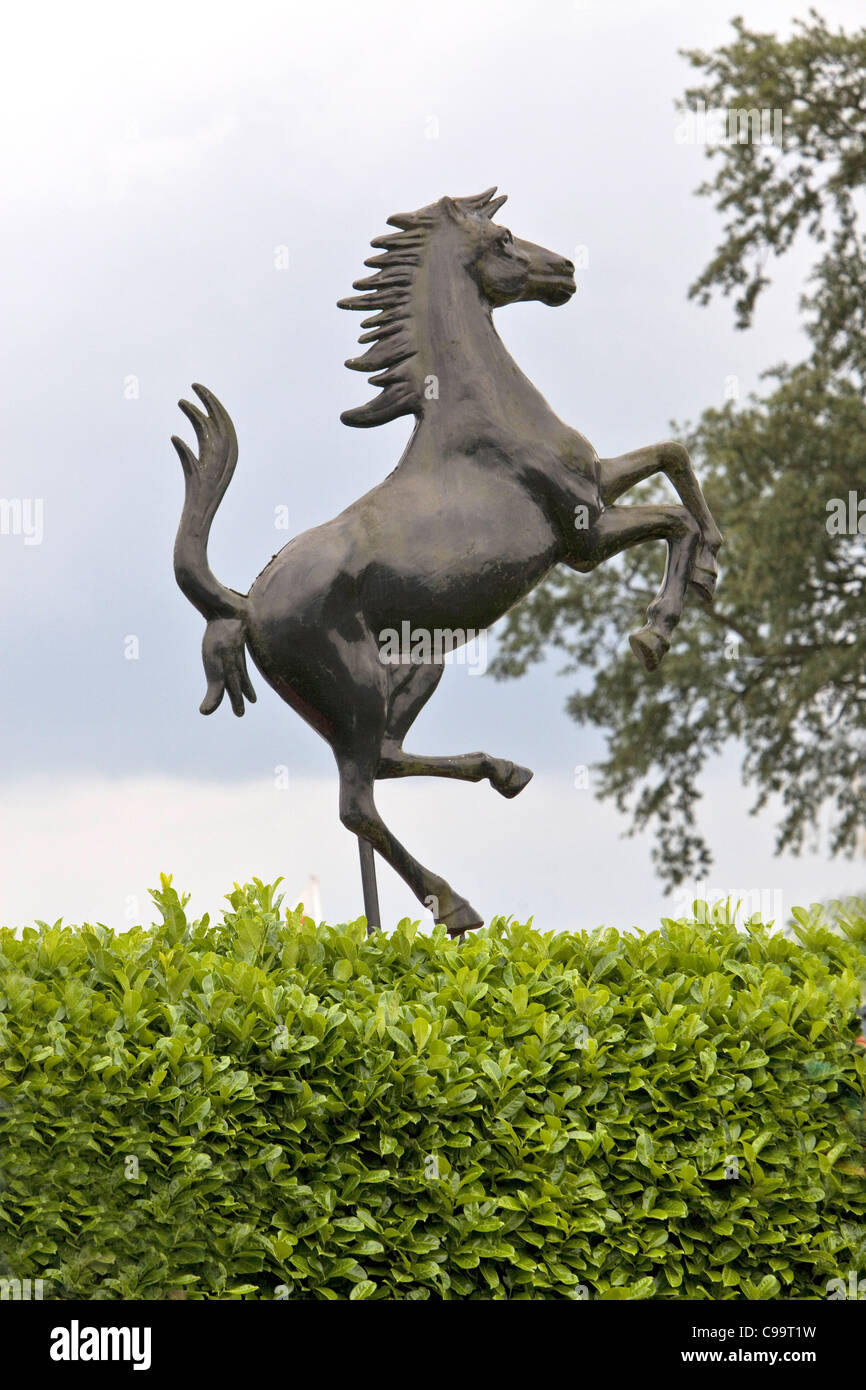 Bronze von Ferrari Prancing Horse im Mallory Park, Leicestershire. UK Stockfoto