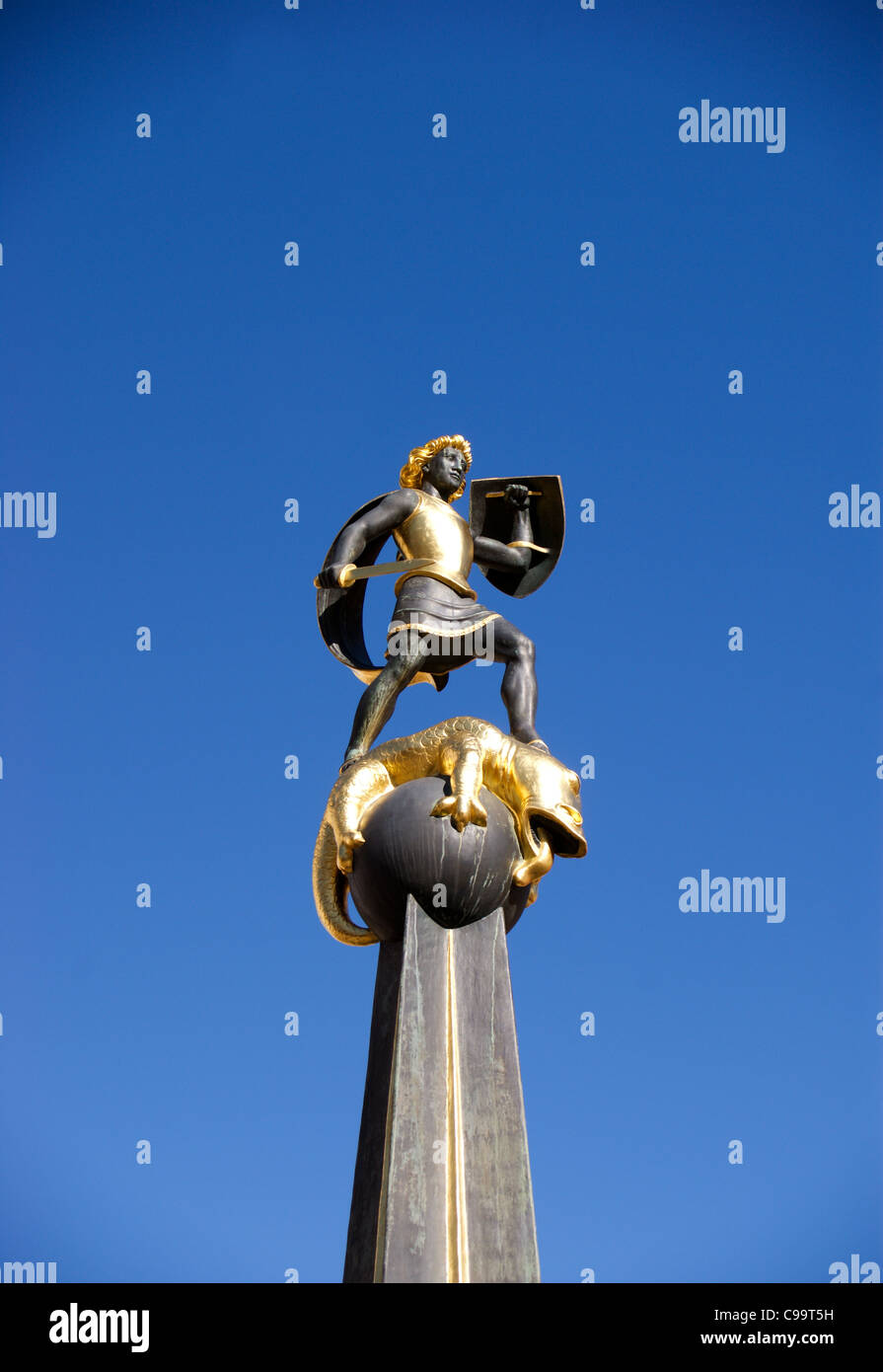 Symbol für George slaying der Drache, Speyer, Rheinland-Pfalz, Deutschland, Skulptur Kreuzblume auf dem Kriegerdenkmal Stockfoto