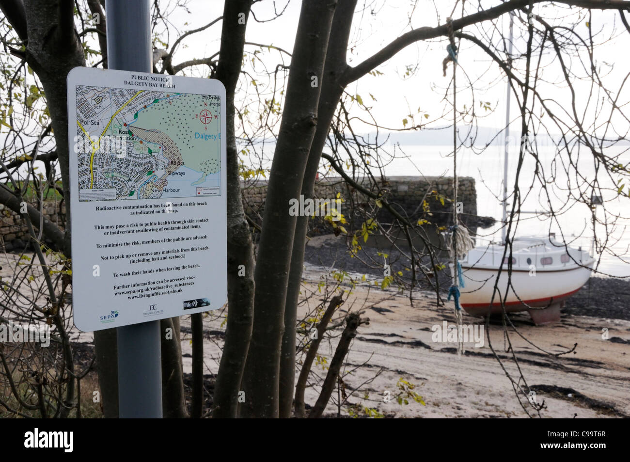 Der Strand am neuen Hafen, Dalgety Bay ist eines der ausgewiesenen Gebiete die radioaktive Kontamination hat. Stockfoto