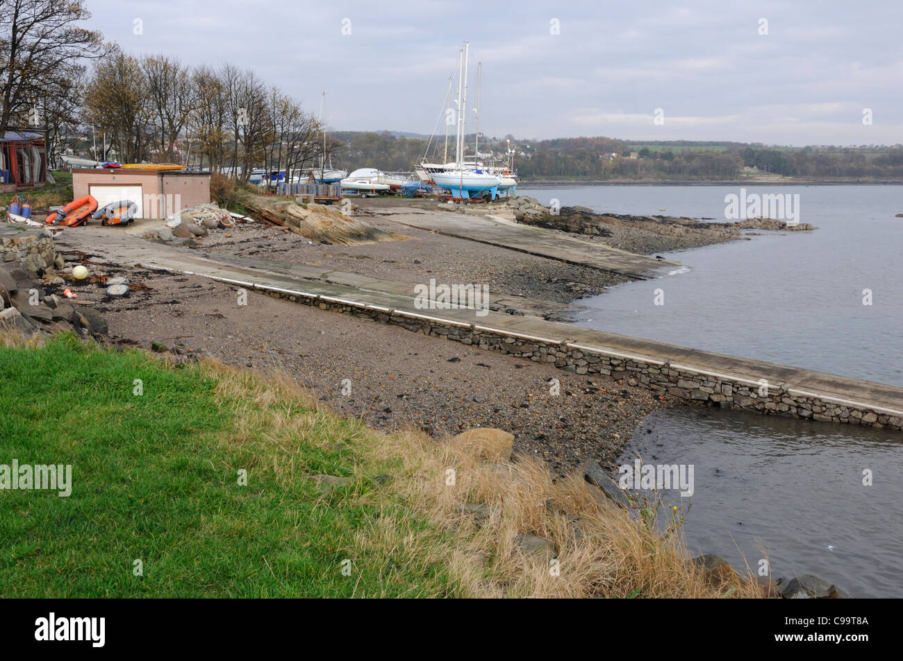 Der Strand unterhalb Dalgety Bay Segelclub ist eines der ausgewiesenen Gebiete die radioaktive Kontamination hat. Stockfoto