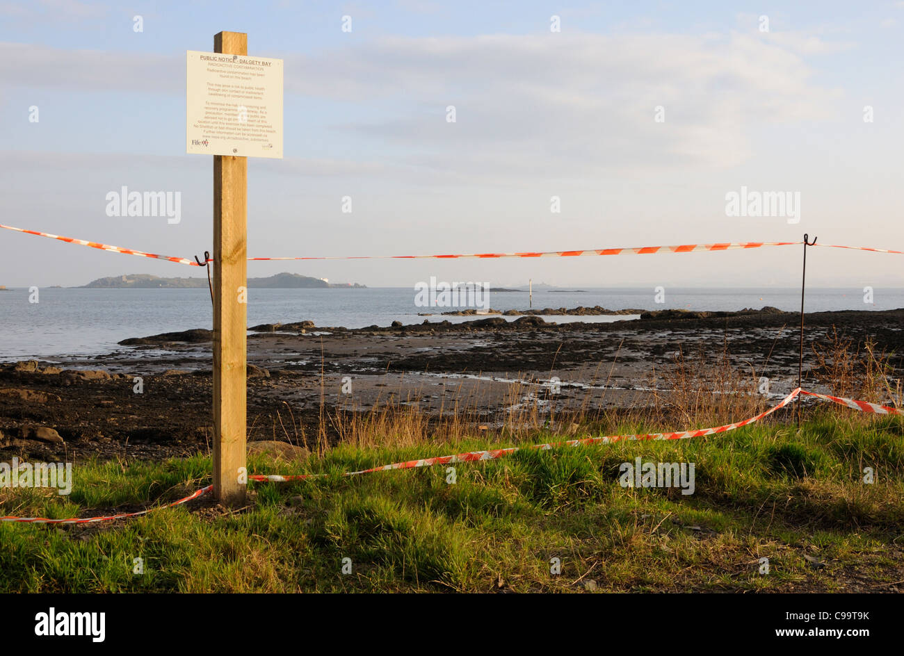 16. November 2011. Der Strand im Norden von Dalgety Bay Segelclub hat aufgrund der radioaktiven Kontamination abgesperrt worden. Stockfoto