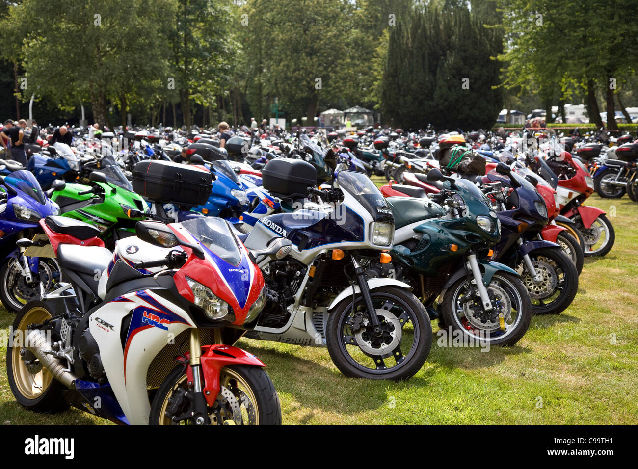 Motorräder geparkt in Mallory Park Racing Circuit, Leicestershire Stockfoto