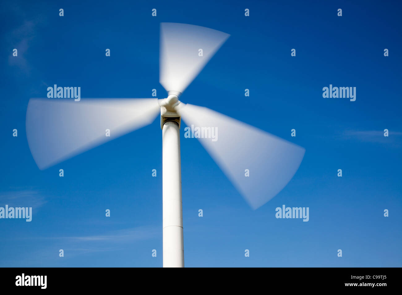 Windpark, Windrad gegen blauen Himmel Stockfoto