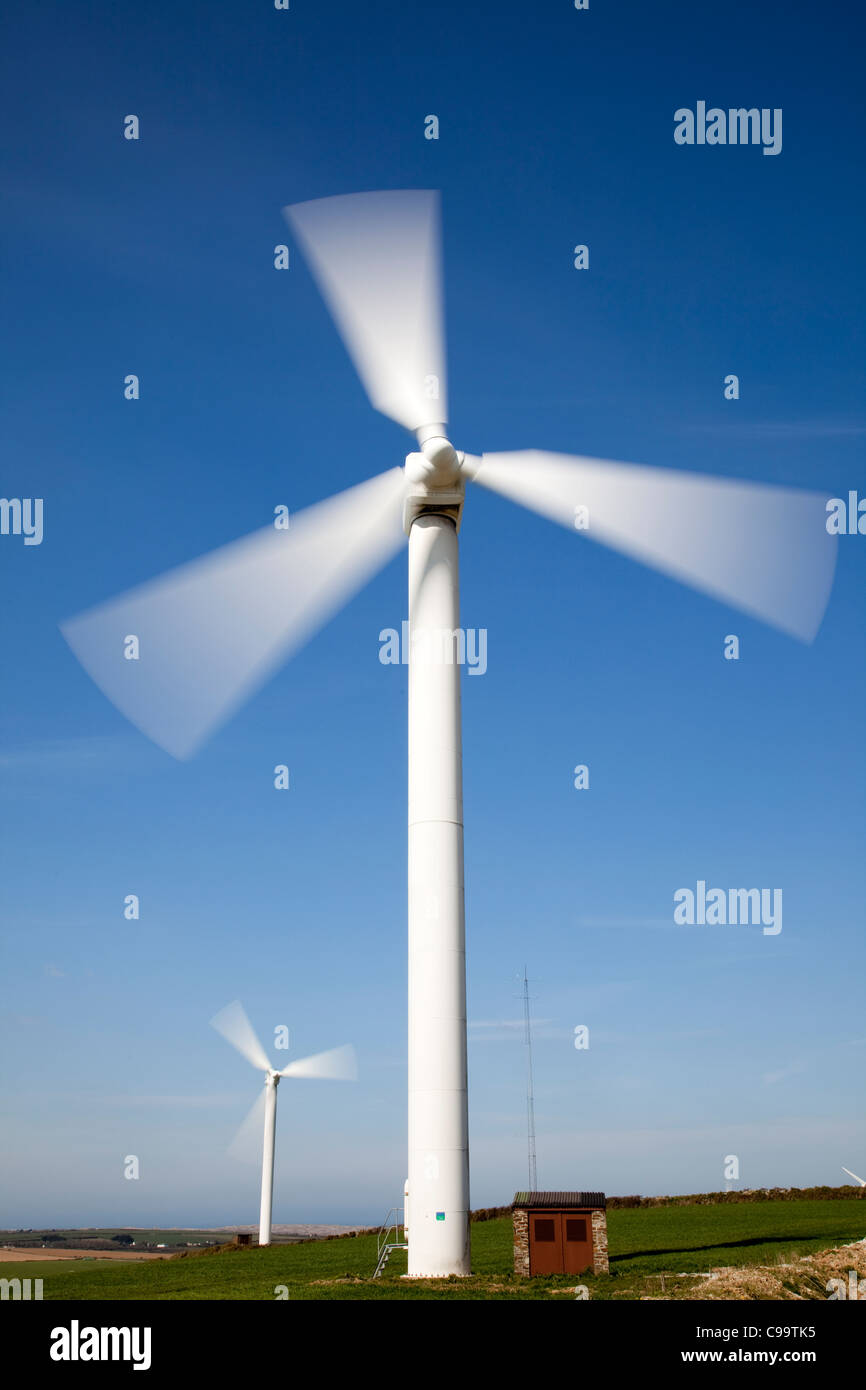 Windpark, Windrad gegen blauen Himmel Stockfoto
