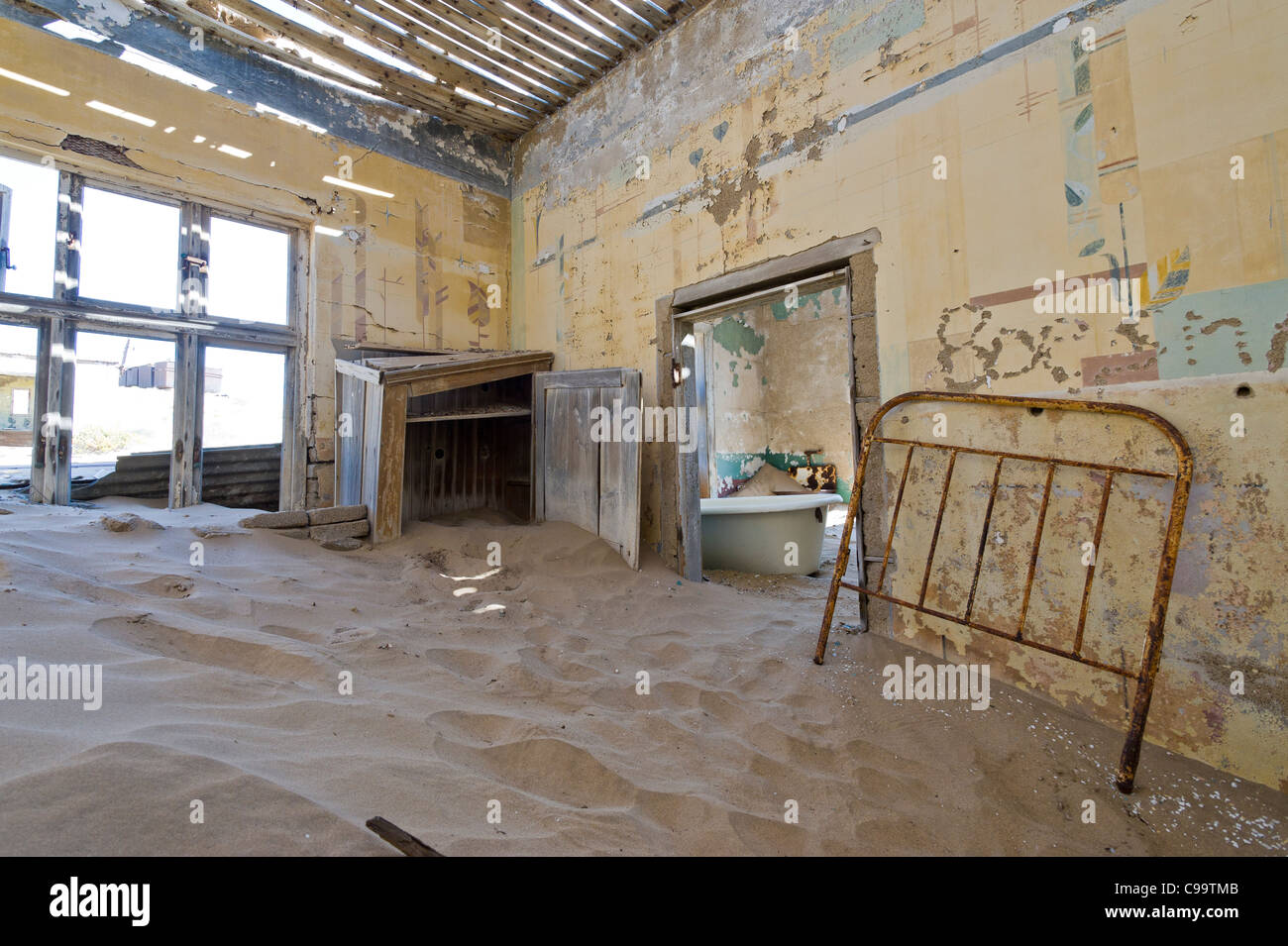 Zimmer voller Sand in einem verlassenen Haus in Kolmanskop eine ehemaligen Diamantenmine in Namibia Stockfoto