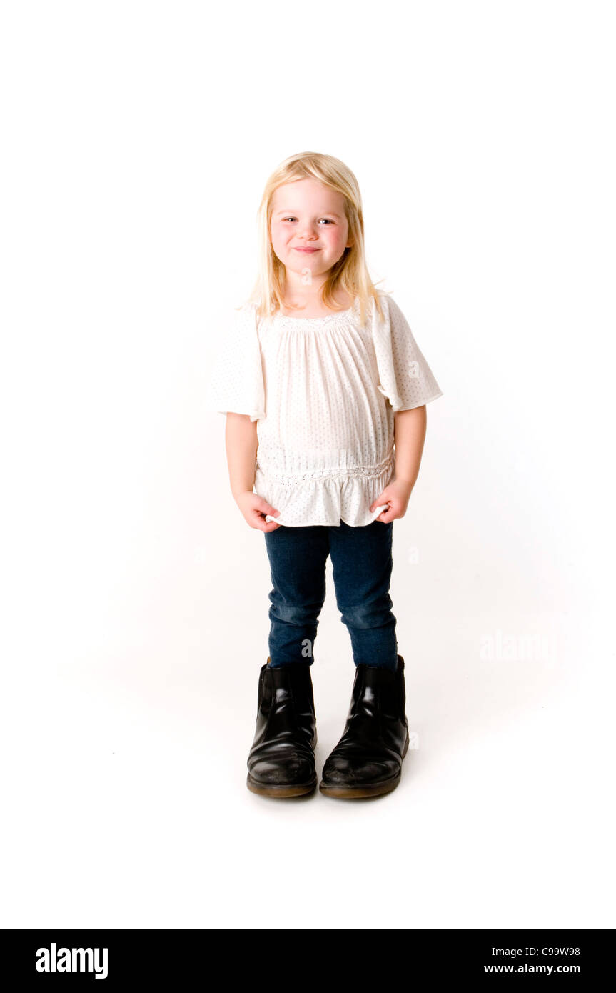 Bossy boots zu groß für Ihr Boot lustige Mädchen Kleinkind in große Fußstapfen versuchen Väter Stiefel auf Selbstvertrauen Wertschätzung zuversichtlich confid Stockfoto