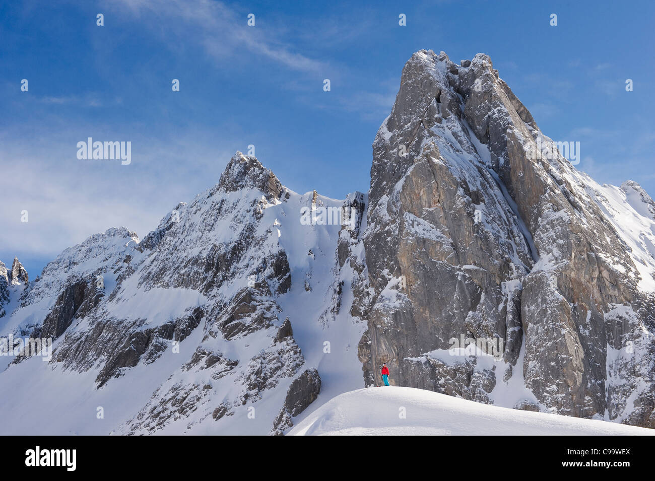 Österreich, Zürs, Lech, junge Frau tun, Skifahren am Arlberg Berg Stockfoto