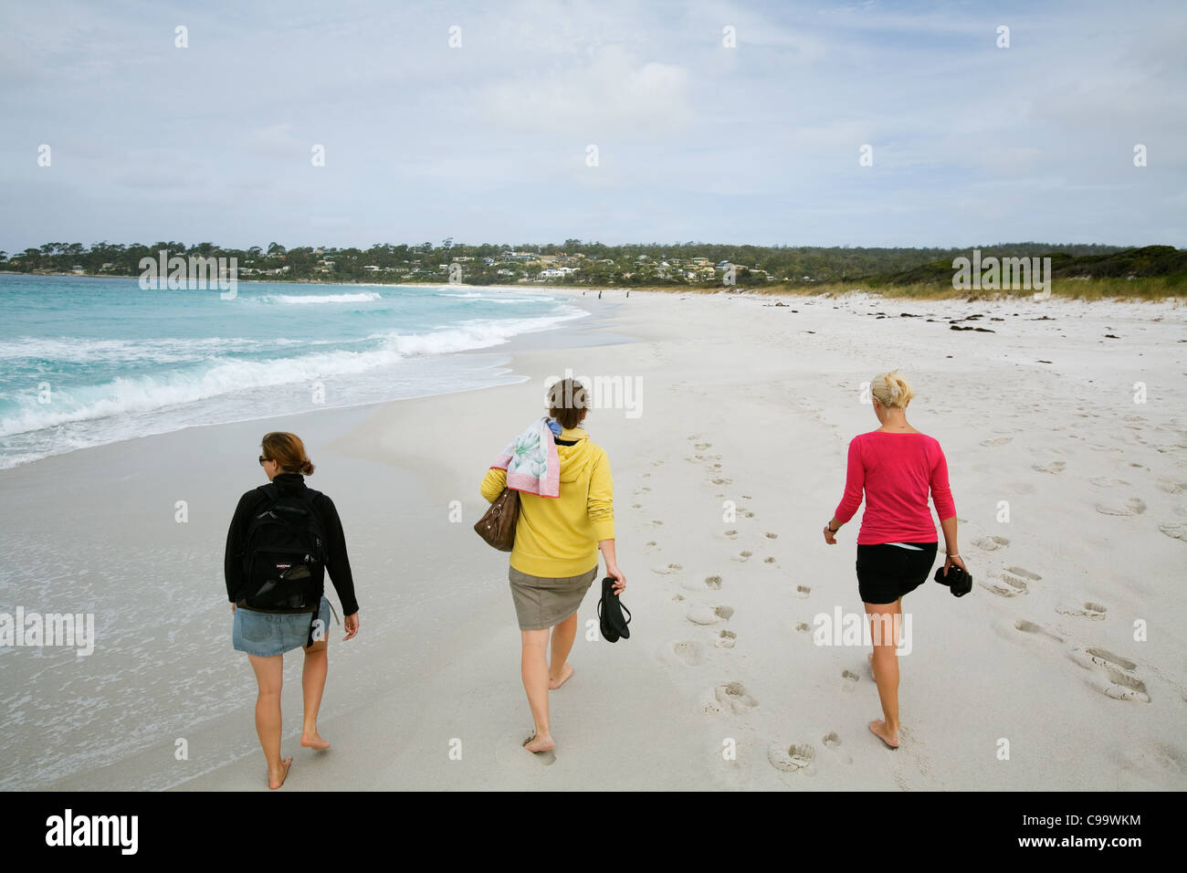 Frauen Fuß entlang des Strandes an der Binnalong Bucht in der Region Bay of Fires. St Helens, Tasmanien, Australien Stockfoto