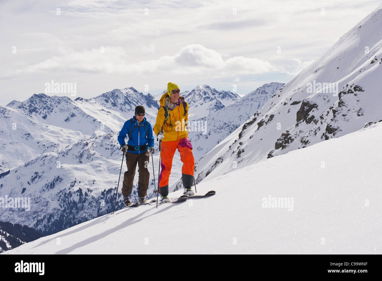 Österreich, Stuben, junges Paar Telemark Skifahren am Arlberg Berg zu