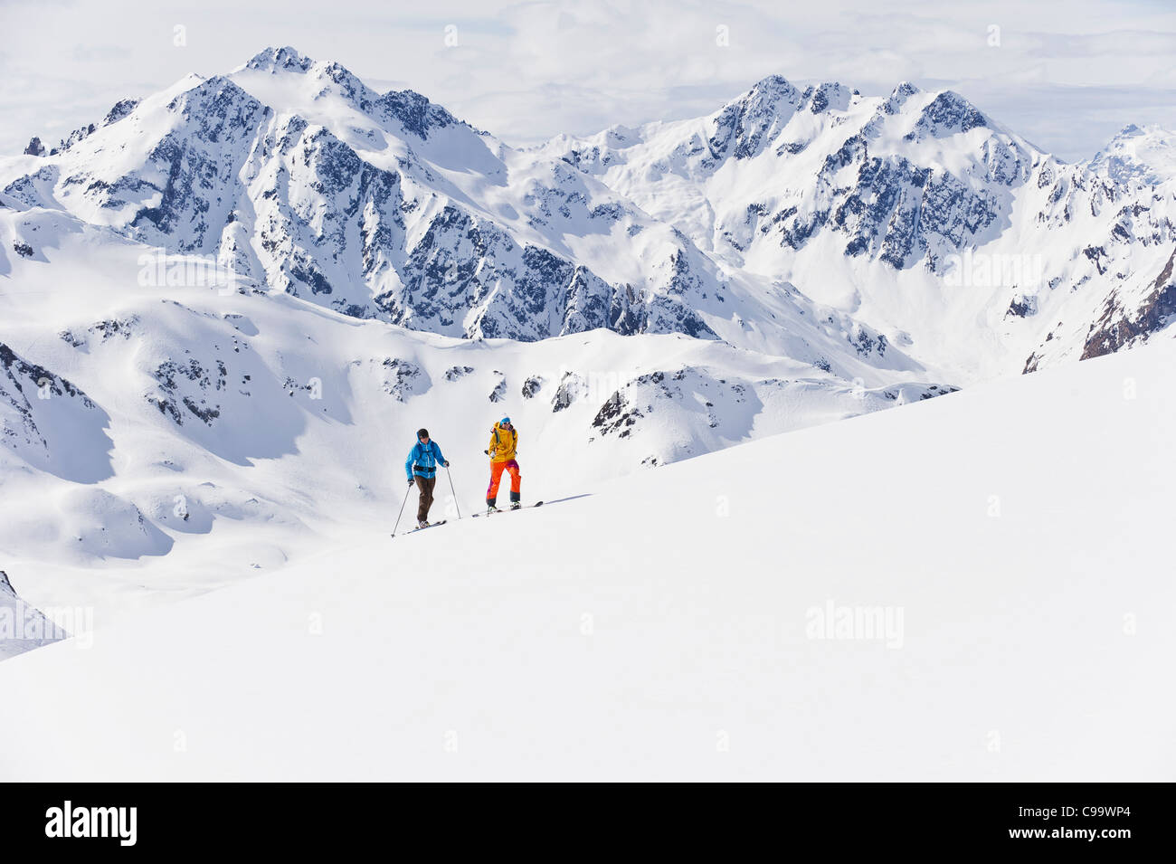 Österreich, Stuben, junges Paar Telemark Skifahren am Arlberg Berg zu