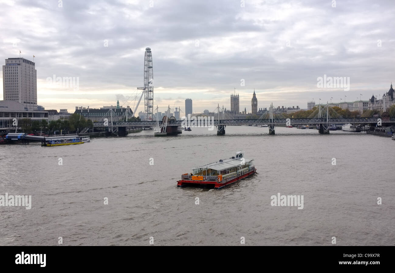Ein Blick auf den Fluss Themse London mit Blick auf Waterloo Häuser des Parlaments big Ben und das London eye Stockfoto