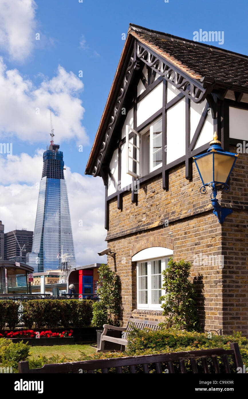 Vertikale kontrastierende Blick auf Londons Alter und neuer Architektur, London, City, United Kingdom, Great Britain Stockfoto
