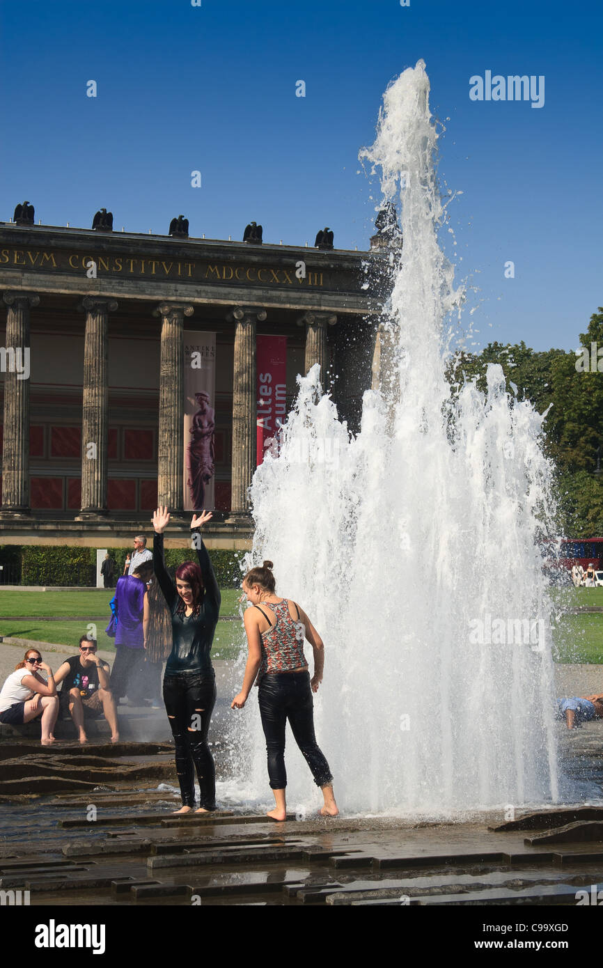 Menschen Die Abk hlung Im Brunnen Vor Dem Alten Museum Berlin menschen-die-abk-hlung-im-brunnen-vor-dem-alten-museum-berlin