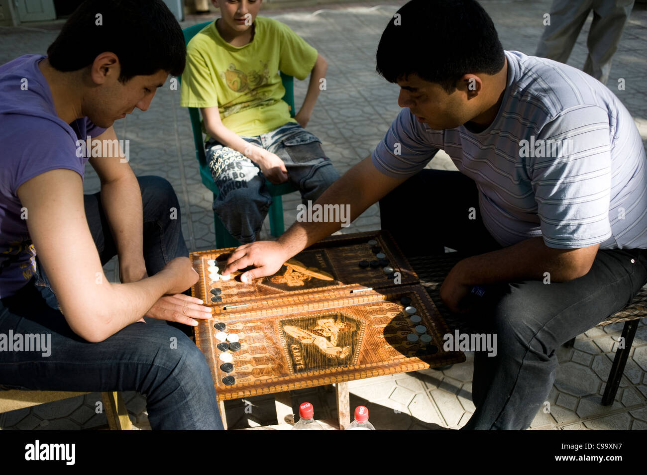 Jugando ein Backgammon. Samarcanda. Usbekistan. Samarkand Stockfoto