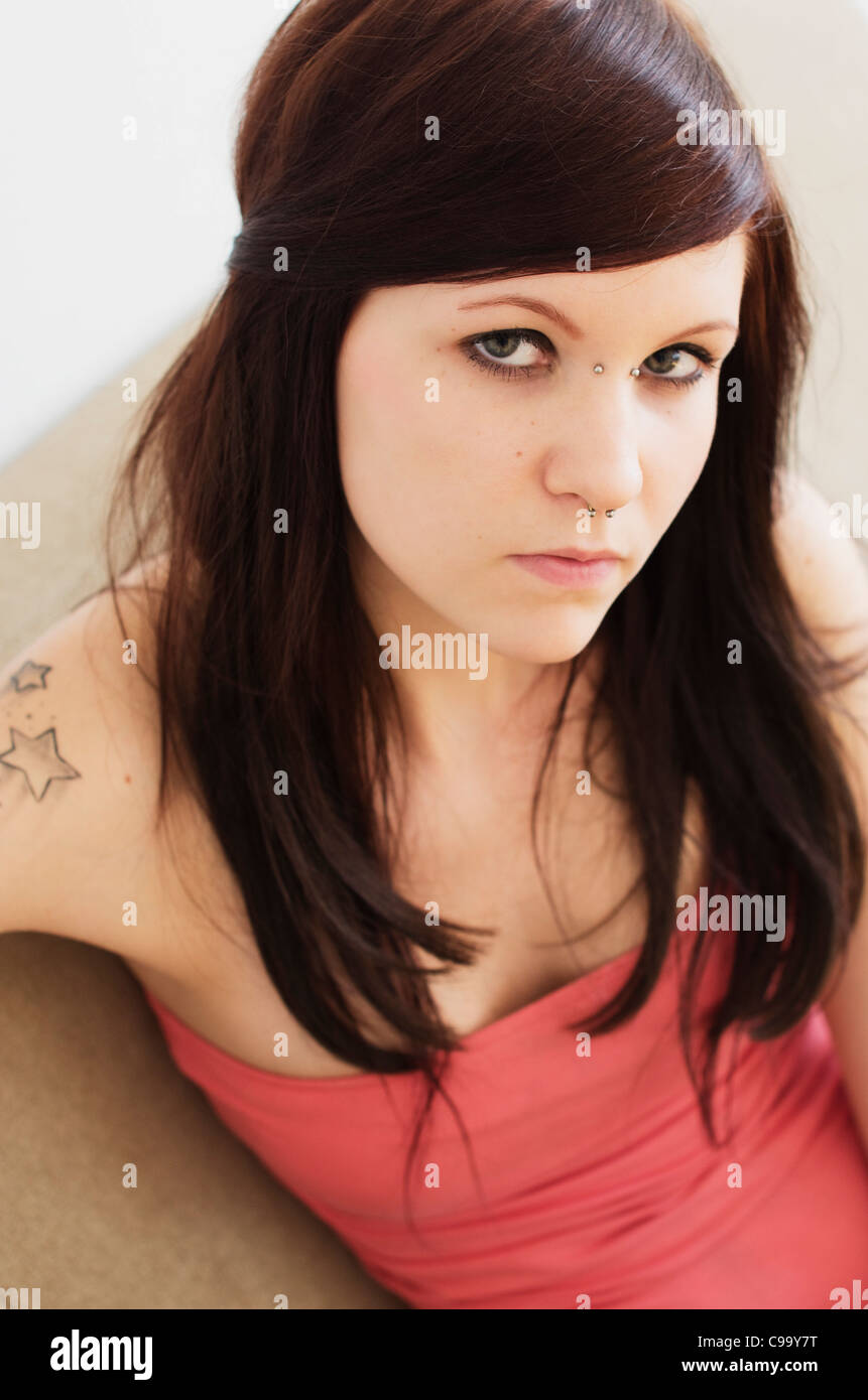 Deutschland, Hessen, Frankfurt, junge Frau mit Tattoos, Porträt Stockfoto