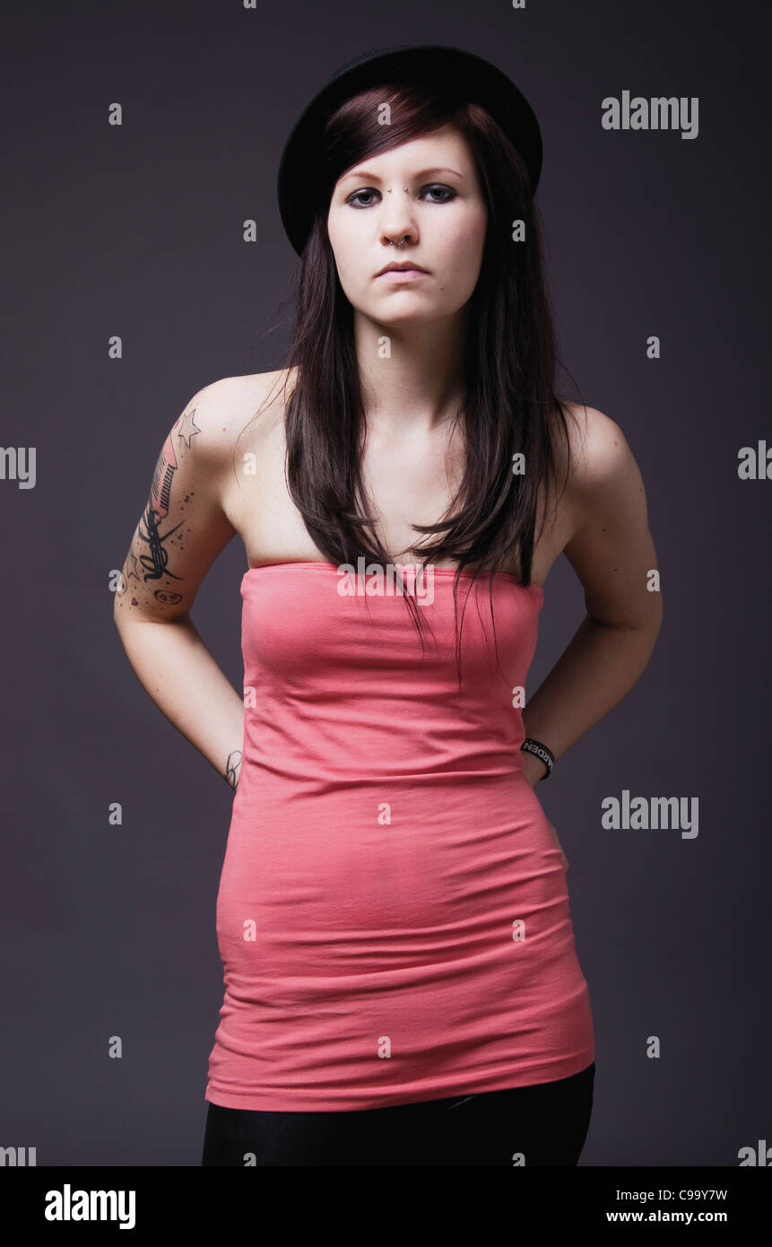 Junge Frau mit Tattoos, Porträt Stockfoto