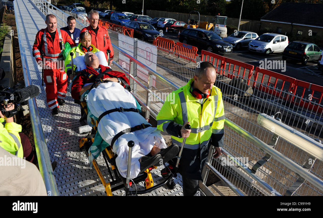 Ein Patient ist in Southampton General Hospital von Air Ambulance gebracht und ist auf a&e durch Mediziner und Träger genommen Stockfoto