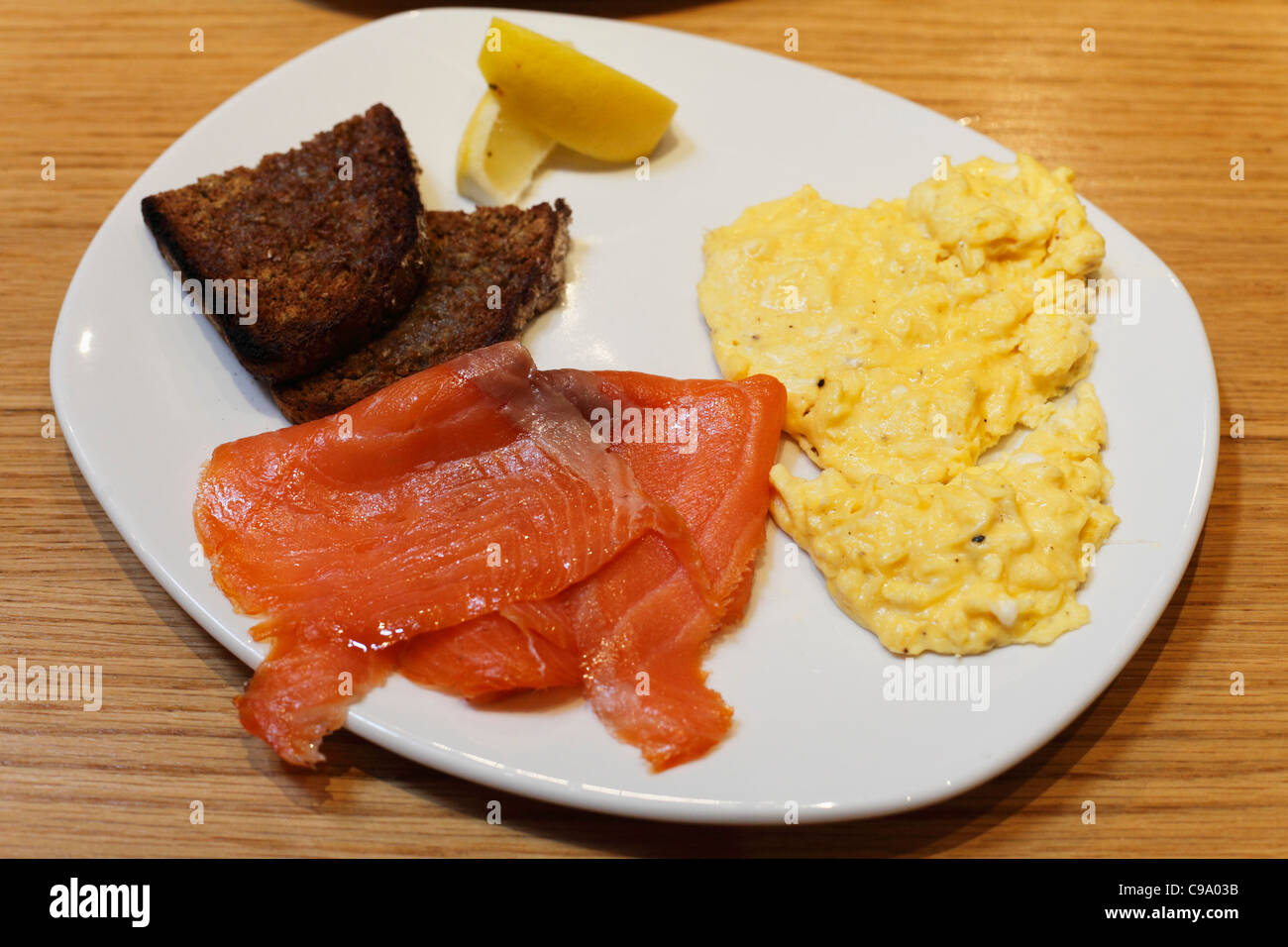 Vereinigtes Königreich, Nordirland, schließen sich der irischen Frühstück mit Lachs und Rührei in Platte Stockfoto