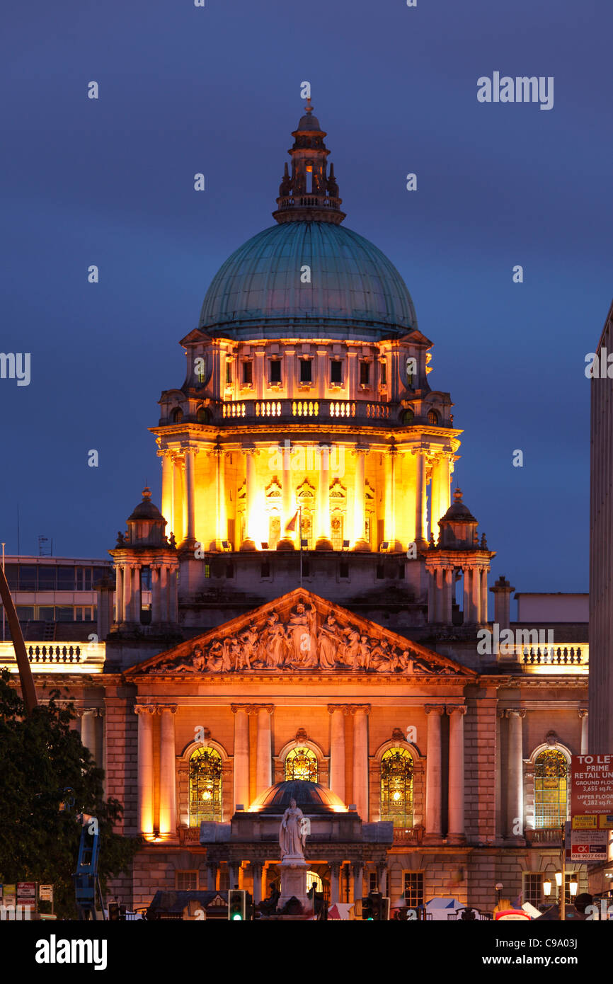 Vereinigtes Königreich, Irland, Irland, Nordirland, Belfast, Blick auf Rathaus bei Nacht Stockfoto
