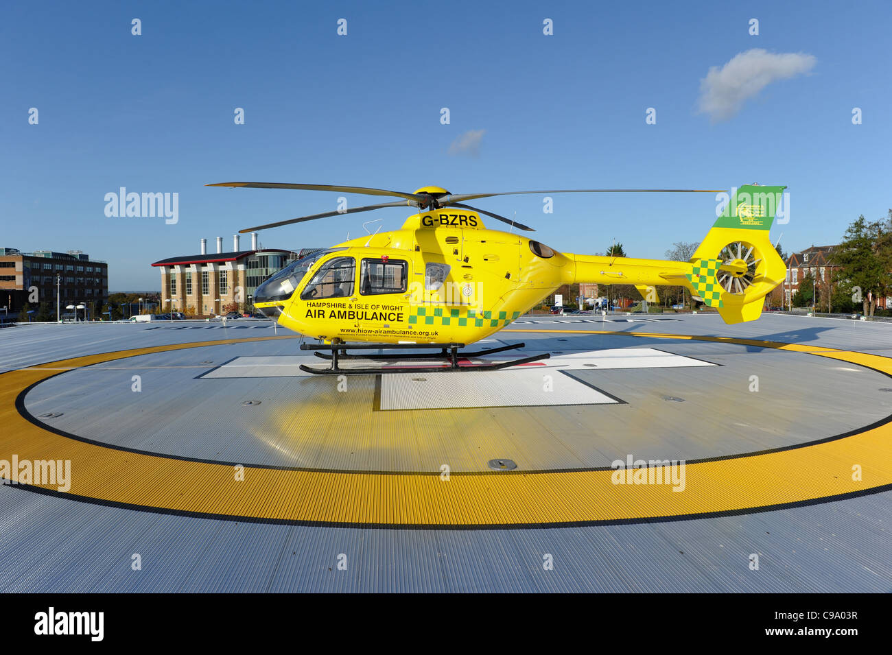 Flugrettung von Hampshire und Isle Of Wight sitzen auf dem Hubschrauberlandeplatz der Southampton general hospital Stockfoto