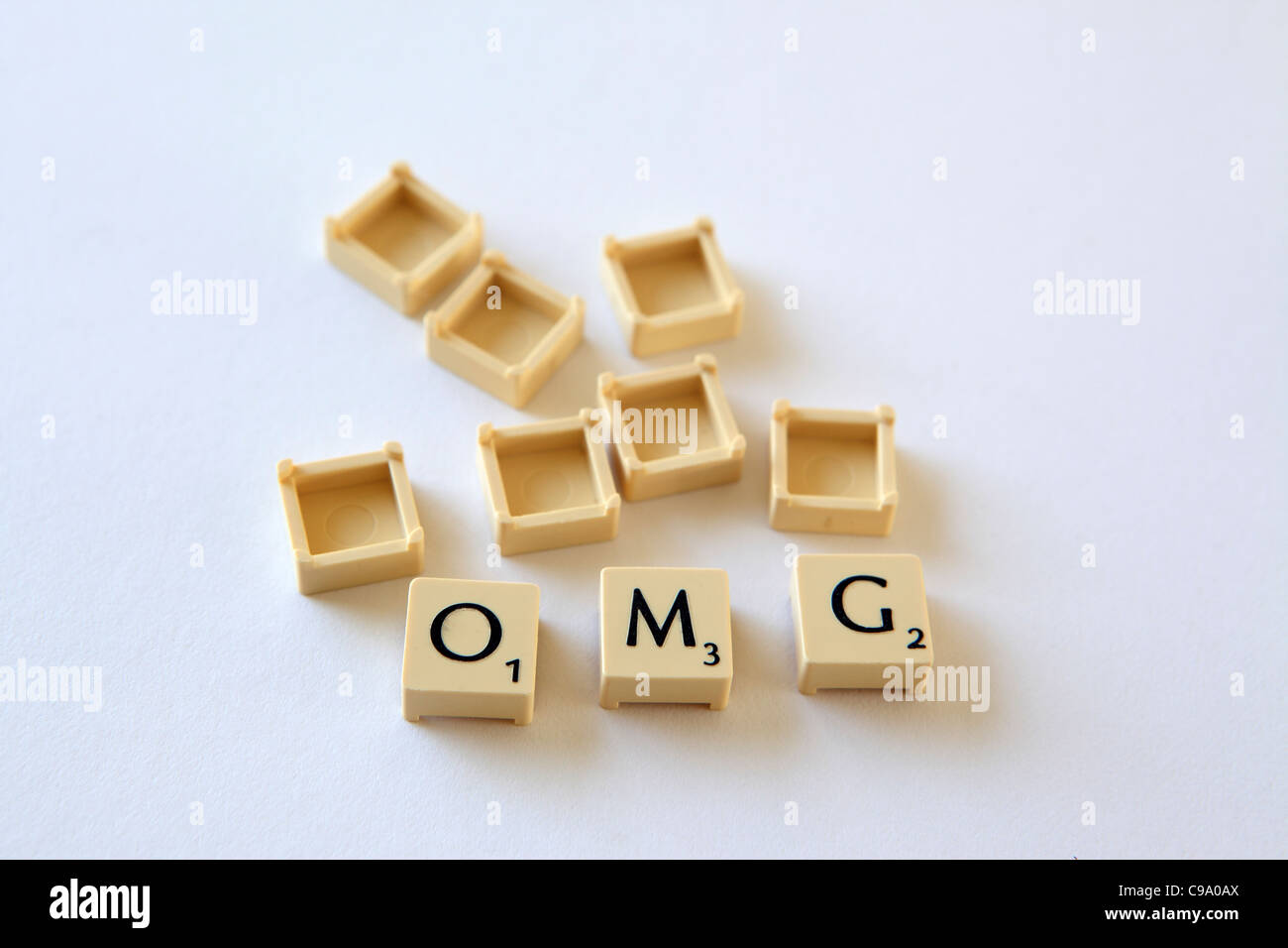 Scrabble Fliesen / Quadrate Zauber, "OMG", weißen Hintergrund Studio Fotografie Stockfoto