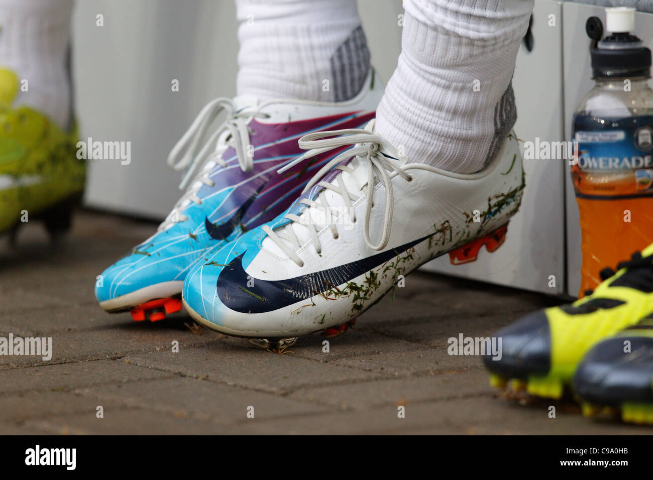 Nahaufnahme des Spielers Brasilien Schuhe auf der Mannschaftsbank, bevor eine 2011 Women World Cup Gruppe D Spiel zwischen Brasilien und Norwegen Stockfoto
