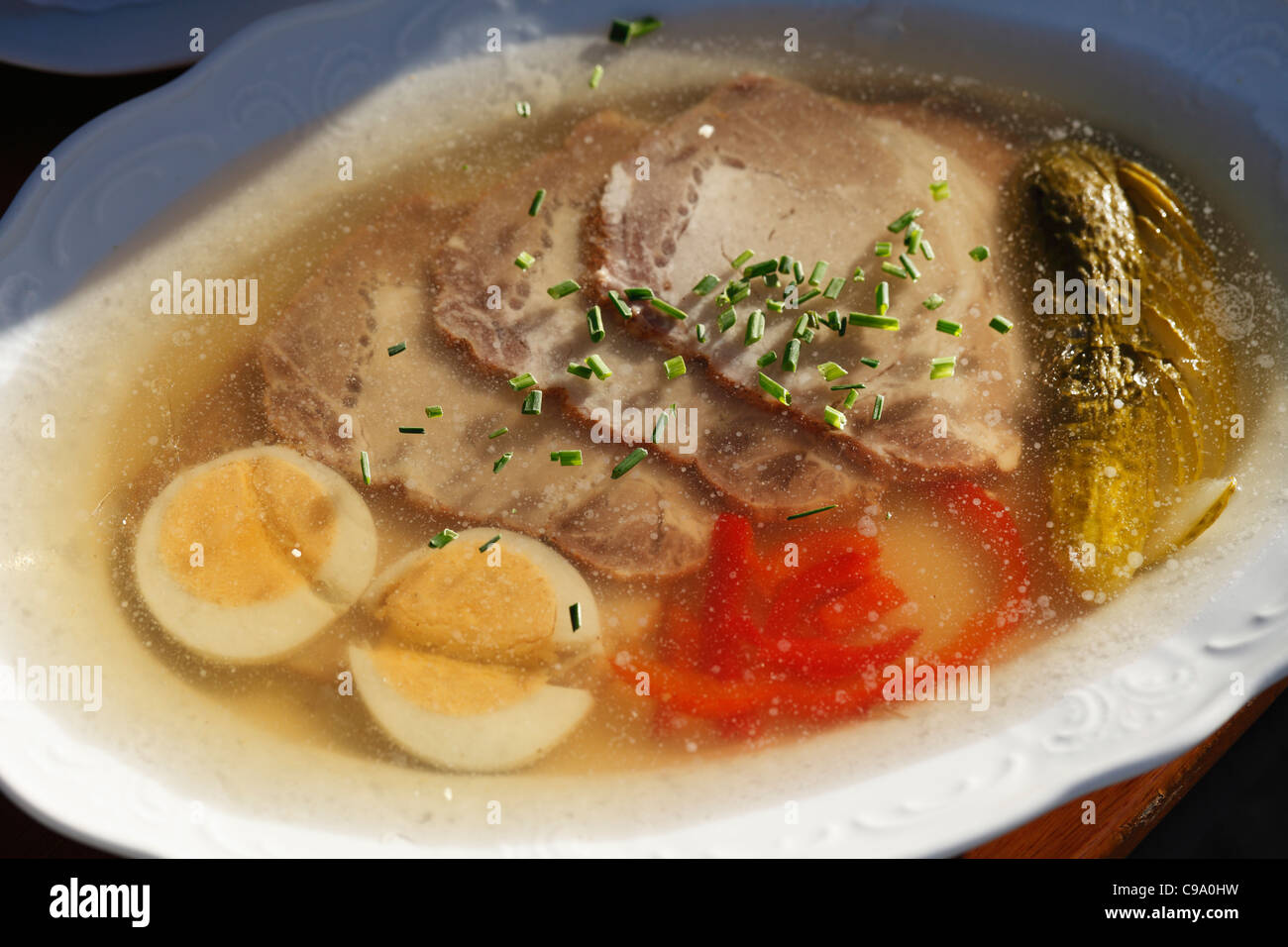 Deutschland, Bayern, Murnau, Nahaufnahme von Braten Aspik auf Holztisch Stockfoto