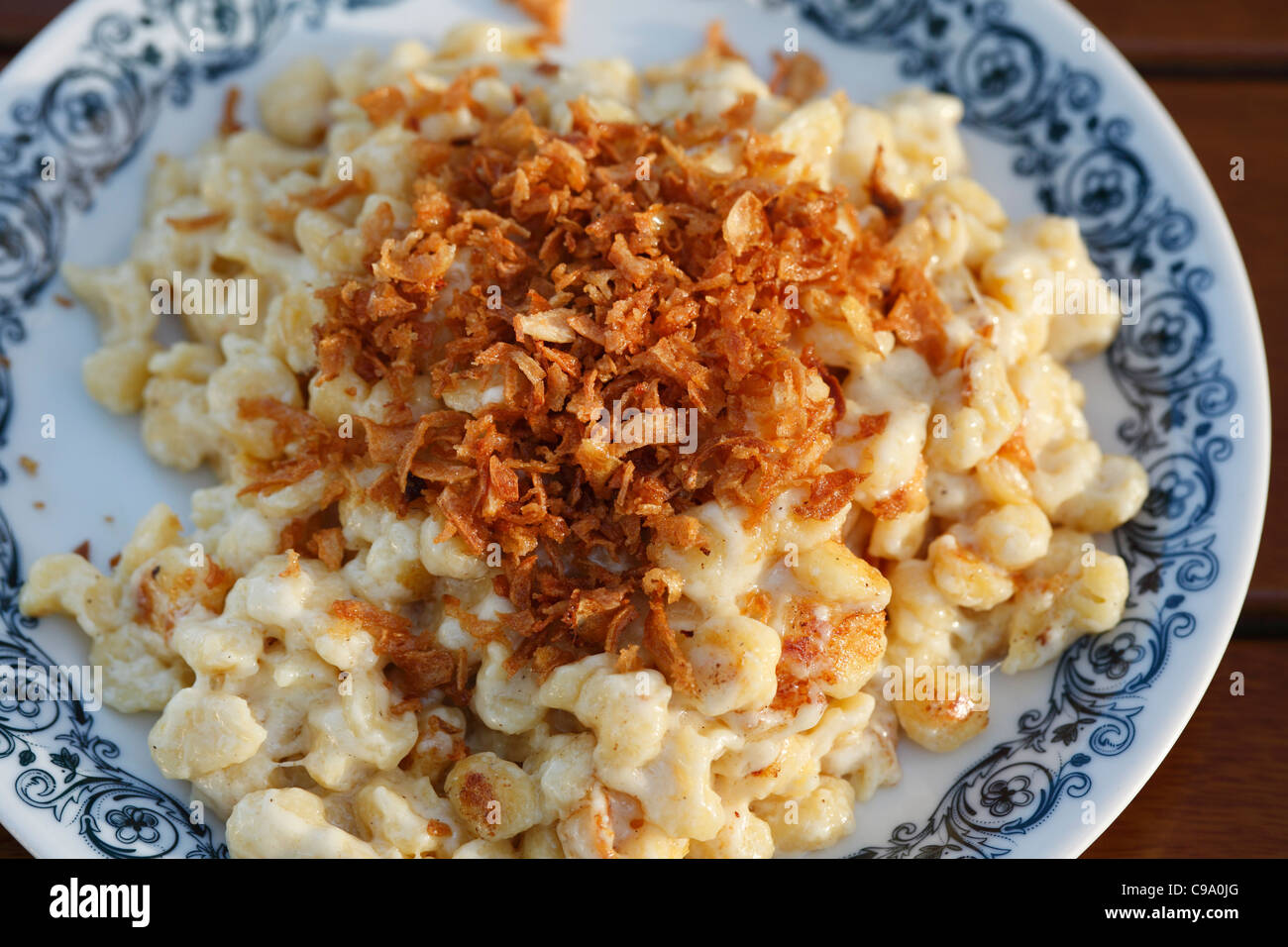 Deutschland, Bayern, Murnau, Nahaufnahme von Spätzle und Zwiebel auf Tisch Stockfoto