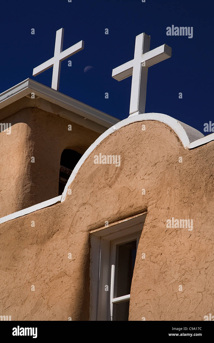USA, New Mexiko, Taos, Mission Church of San Francisco de Asis mit Kreuzen auf dem Dach. Stockfoto