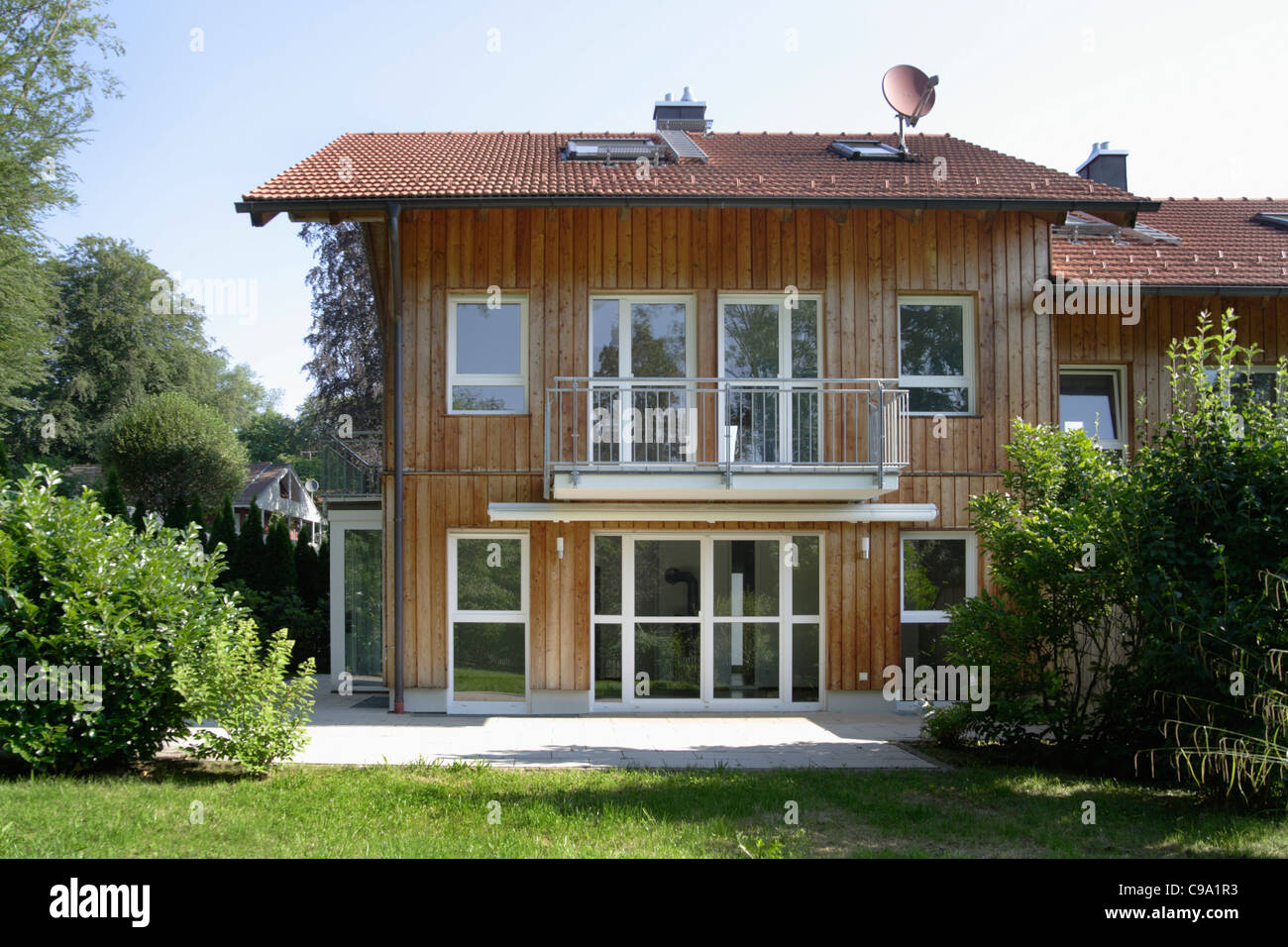 Deutschland Oberbayern Munchen Blick Auf Neue Holzhaus Im Dorf Stockfotografie Alamy