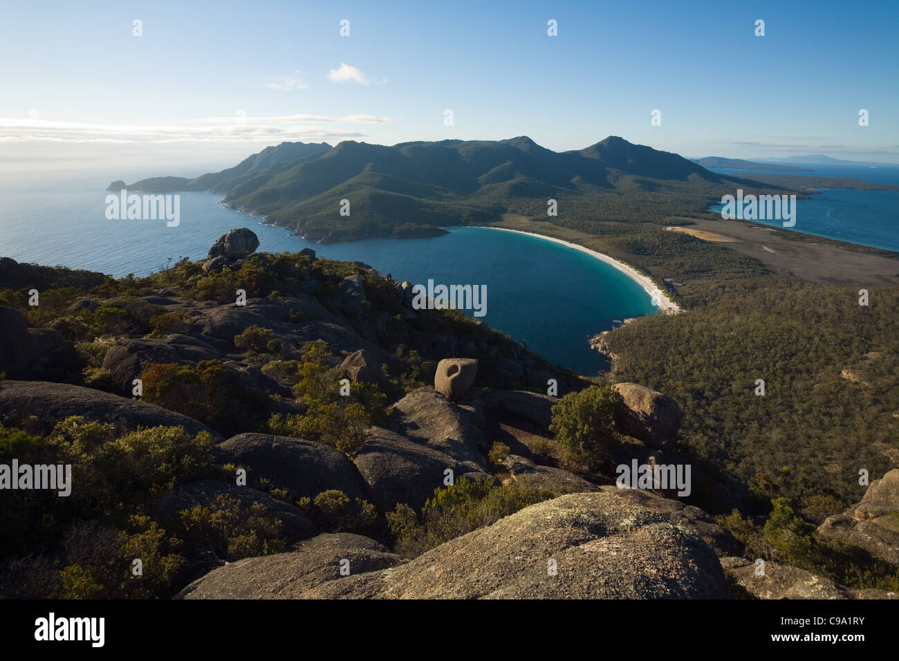 Blick auf die Wineglass Bay aus Mt Amos.  Freycinet National Park, Tasmanien, Australien Stockfoto