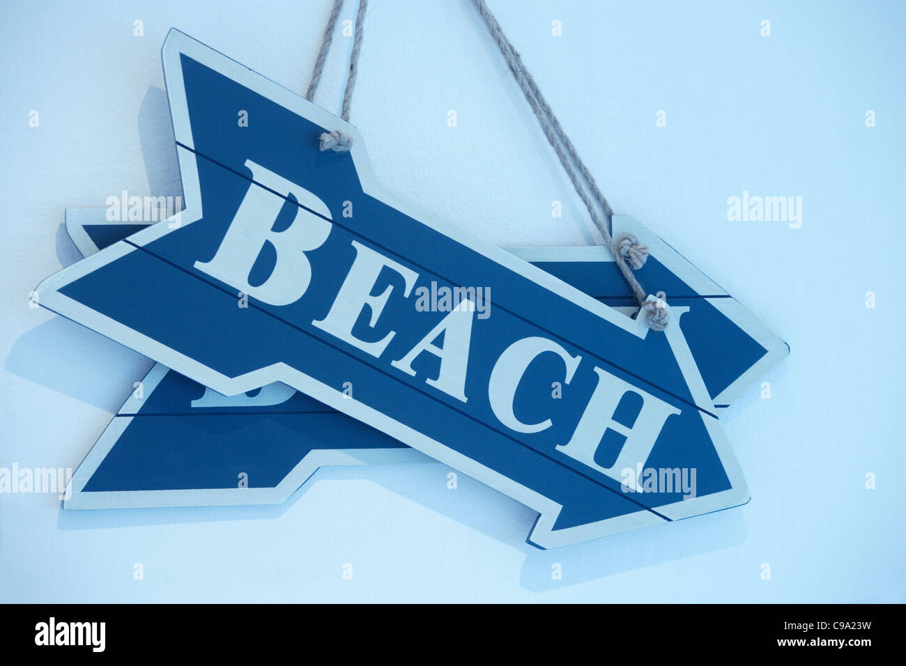 Deutschland, Ebenhausen, Strand Text auf Pfeil Schilder im shop Stockfoto