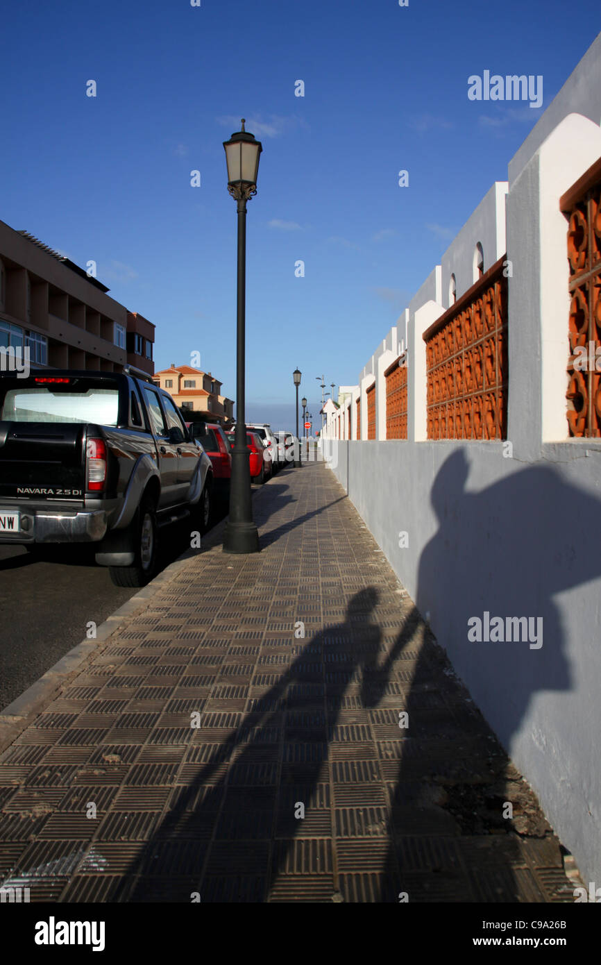 Typische spanische Straße mit Schatten von Menschen Stockfoto