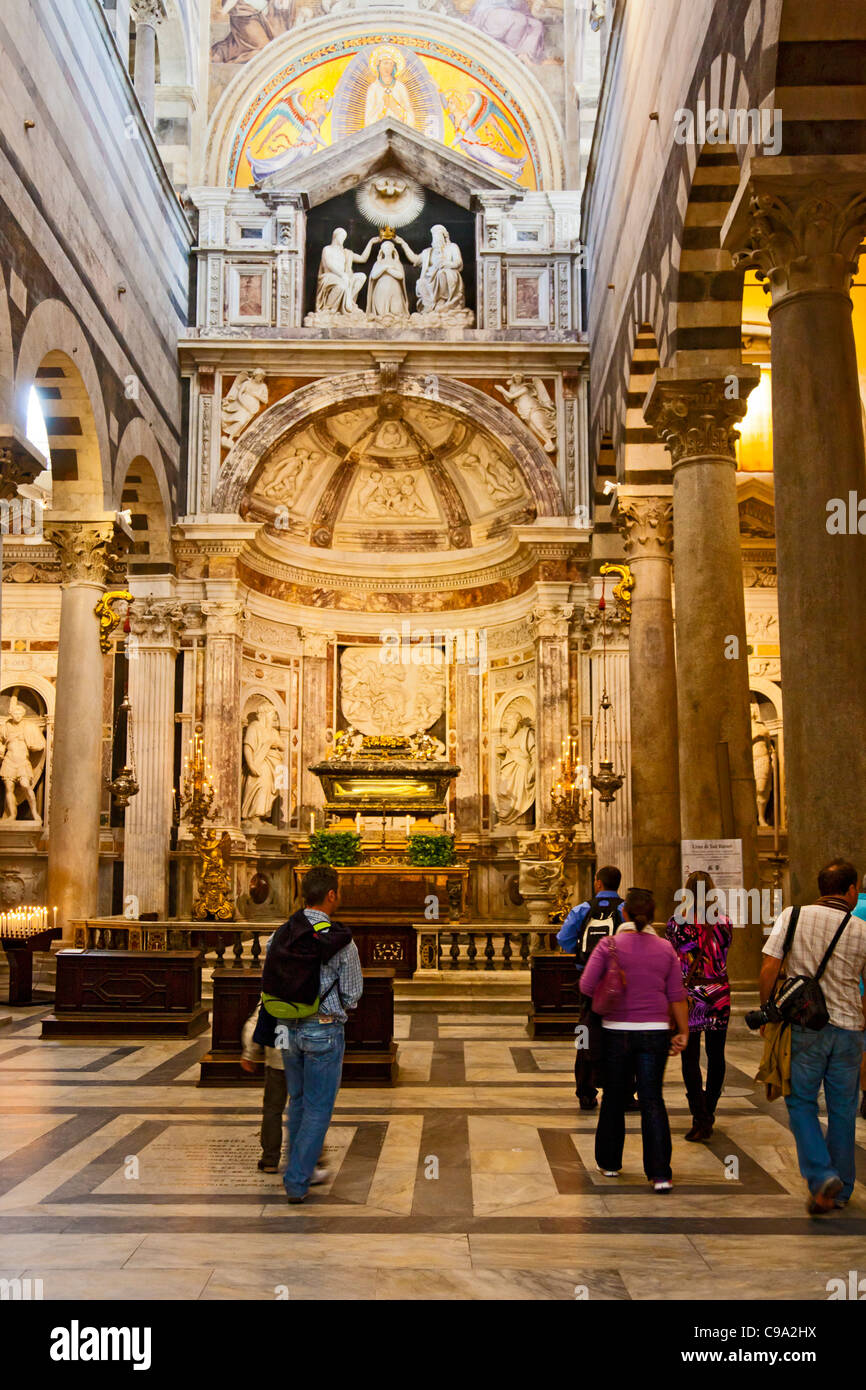 Touristen in Pisa Duomo, die römisch-katholische Kathedrale in der Piazza dei Miracoli, ein UNESCO-Weltkulturerbe. Stockfoto