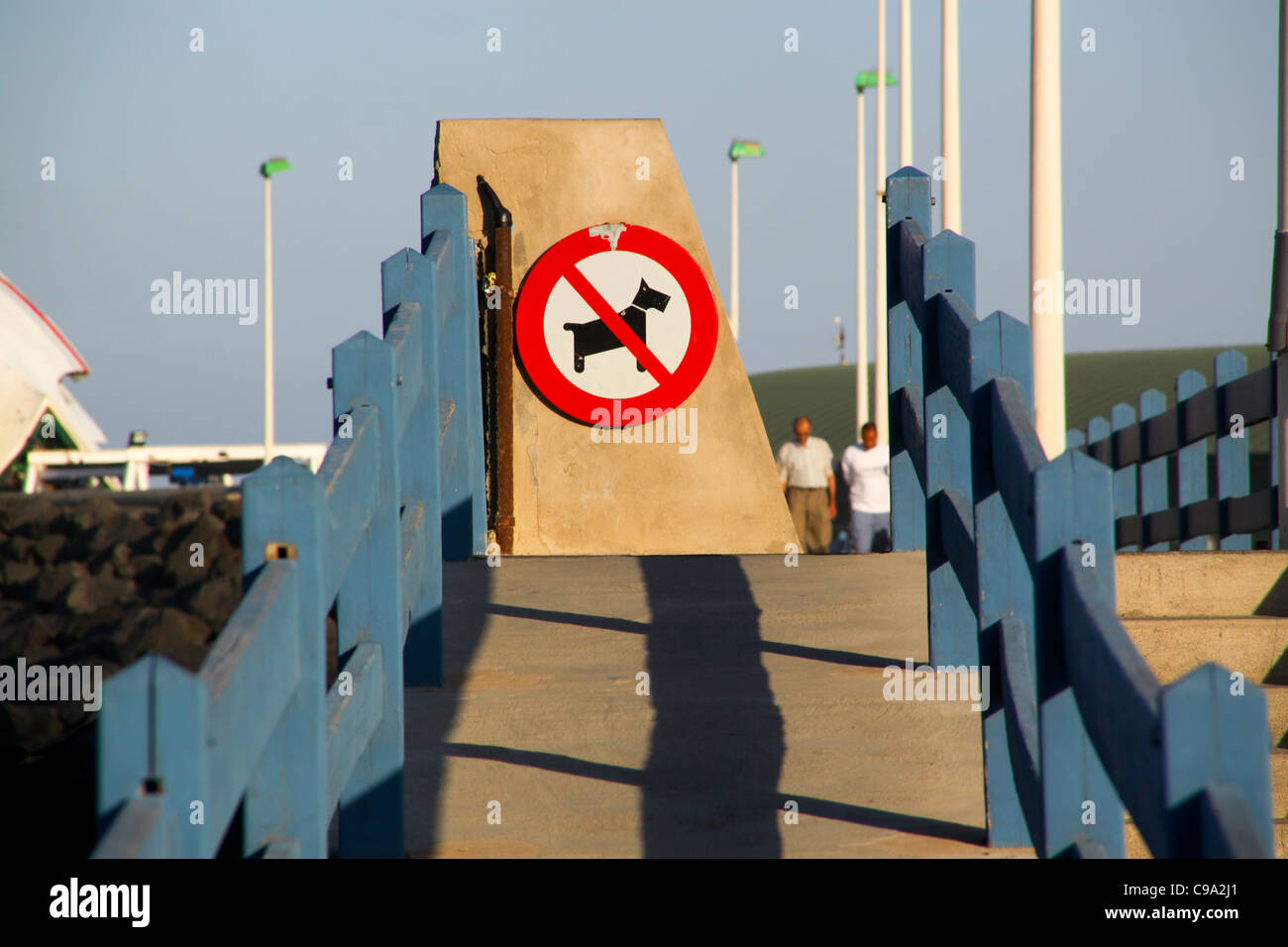 Keine Hunde-Schild am Anfang der Rampe Stockfoto