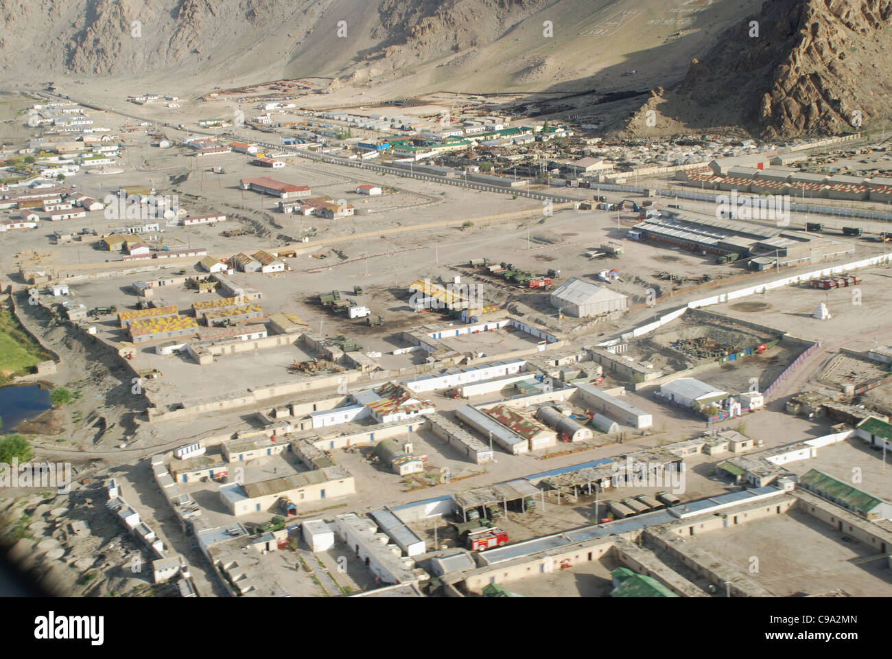 Arial Ansicht der Air-Force und militärische Einrichtungen in der Nähe von Leh Flughafen, Ladakh, Zustand, Indien. Stockfoto
