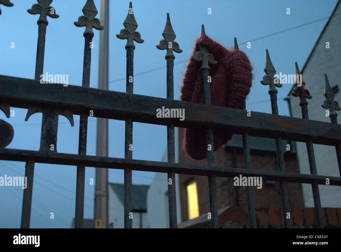 Verlassene Hut gefunden angebracht, eine alte Geländer nur außerhalb der Innenstadt. Stockfoto
