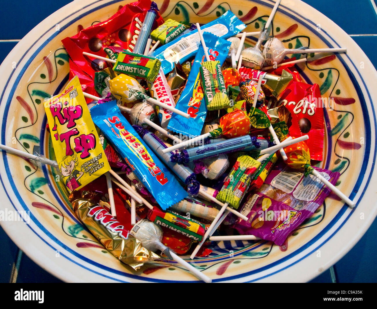 Schüssel mit Halloween Süßigkeiten Stockfotografie