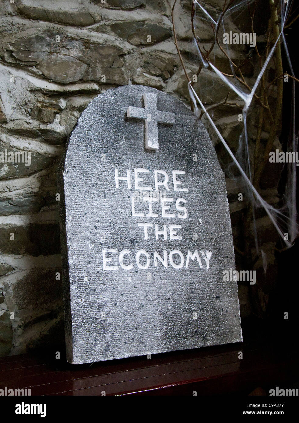 Ein mock Grabstein in einem Dublin Pub an Halloween mit einem ironischen Kommentar über den Zustand der irischen Wirtschaft (2011) Stockfoto