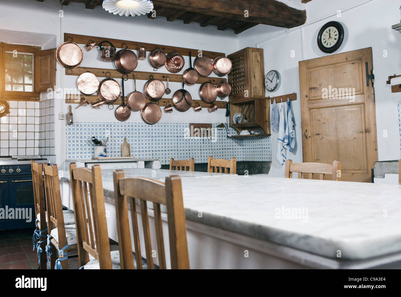 Italien, Toskana, Magliano, Blick auf Küche mit Esstisch Stockfoto