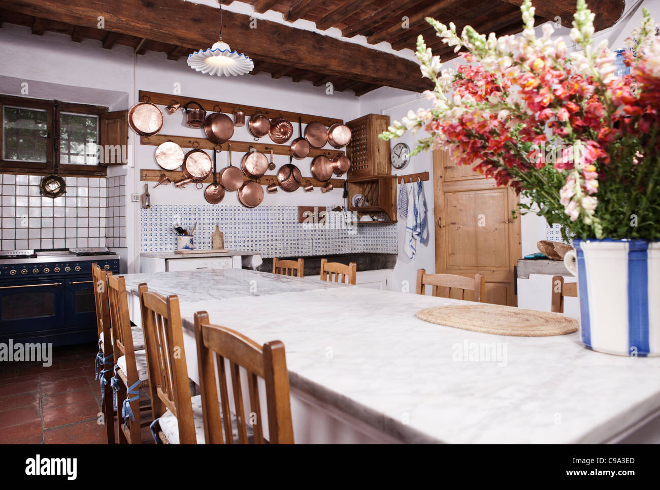Italien, Toskana, Magliano, Blick auf Küche mit Blumen am Esstisch Stockfoto