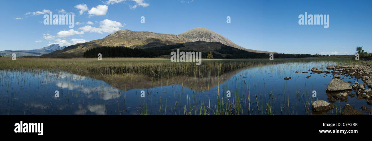 Skye Loch Panorama Beinn Dearg Mhor und Beinn Na Caillich Stockfoto