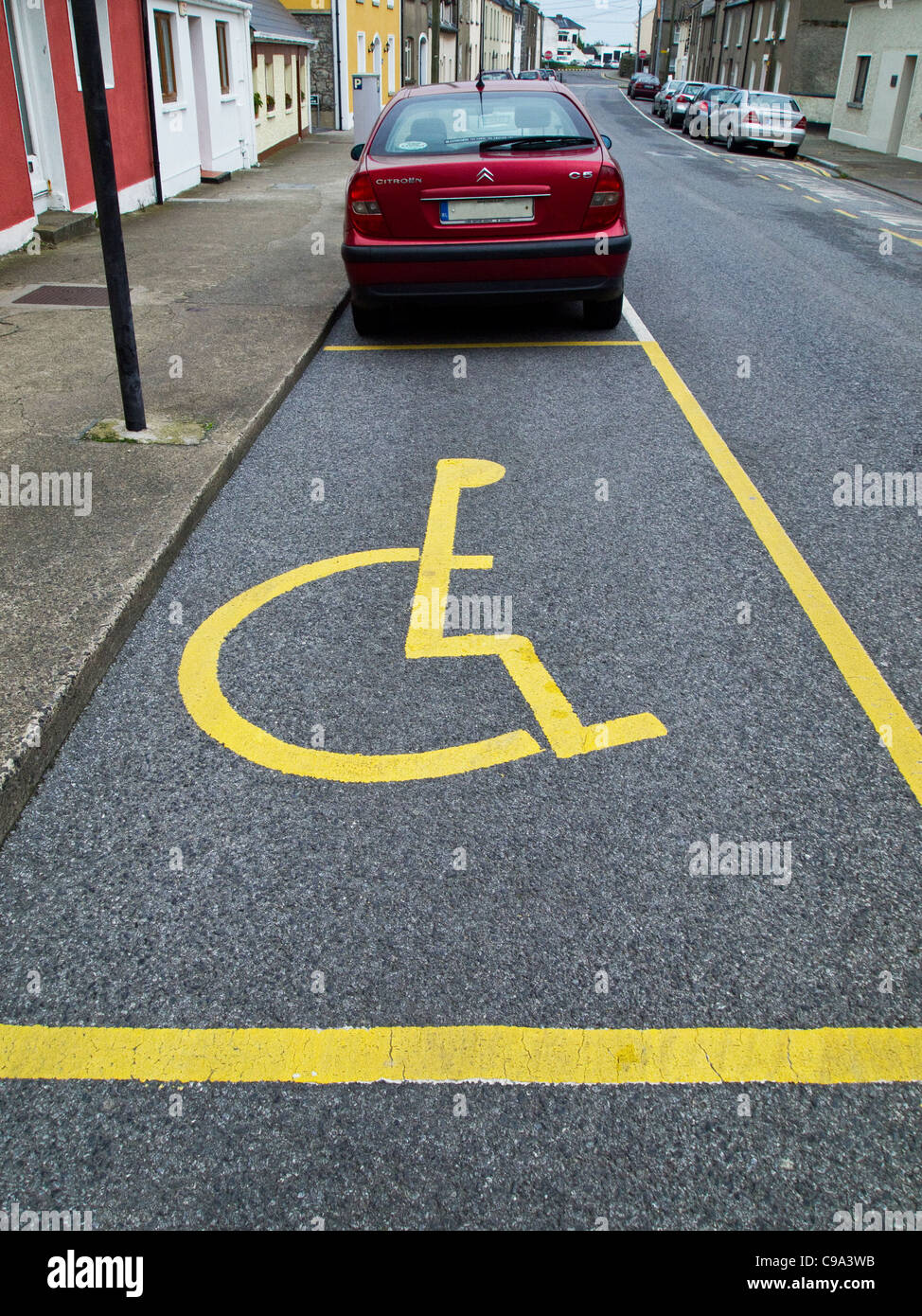 Ein Parkplatz für Behinderten Fahrer - Dublin Irland - mit dem internationalen Symbol gekennzeichnet Stockfoto