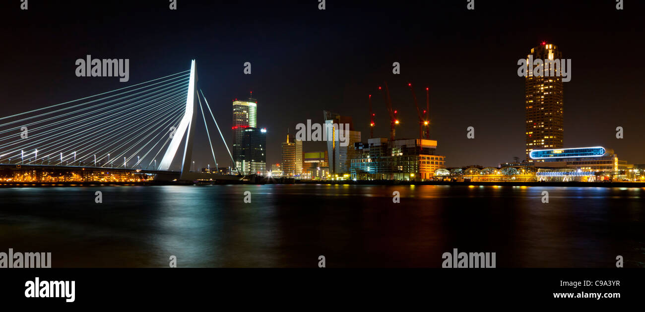 Panoramablick über Erasmus-Brücke und Wilhelminapier in Rotterdam, Nachtaufnahme Stockfoto