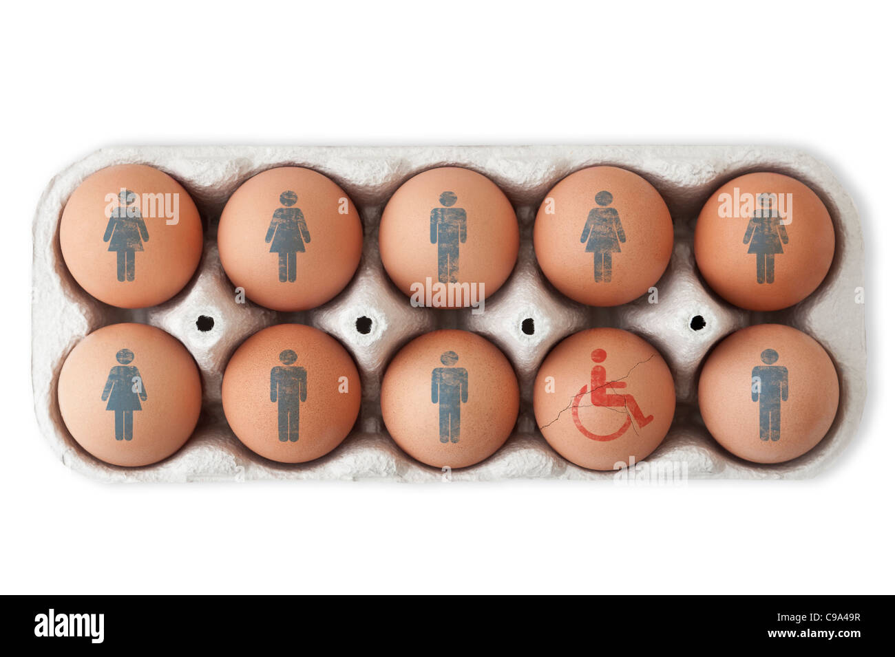 Box mit Eiern. Männlichen und weiblichen Symbolen auf neun von ihnen und einem gerissenen Ei mit einem behinderten-Symbol drauf.  Weißer Hintergrund, Ausschnitt Stockfoto