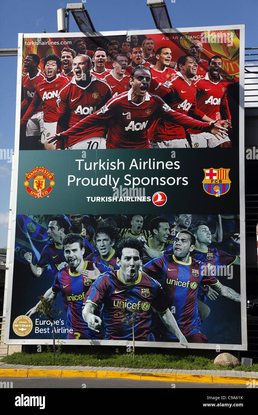 TURKISH AIRLINES MANCHESTER UNITED & BARCELONA Fußball POSTER Atatürk Flughafen ISTANBUL Türkei 3. Oktober 2011 Stockfoto